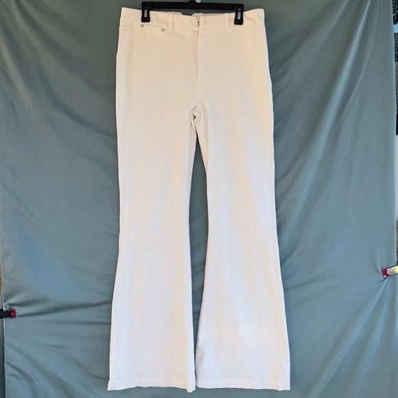 EUC PAIGE Women's Genevieve High Rise Flare Jeans Sz 31" White 70s Lainey Vibes - Picture 1 of 8